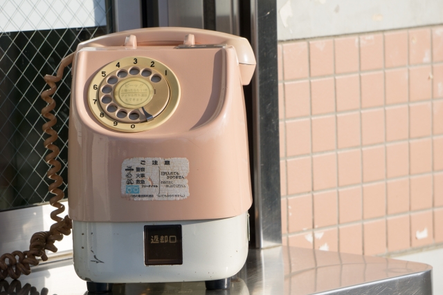 ピンクの電話
